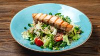 Kinoa Tabule Salatı Qrildə Hazırlanmış Qızılbalıq ilə