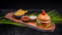 Ləzzətlə xırçıldayan qızardılmış toyuq ilə burger