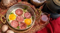 Qızardılmış yumurta kolbasa ilə