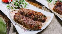 Quzu ətli döymə kababı reyhan ilə