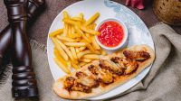 Toyuq qanadları fri kartofu ilə