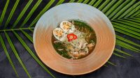 Toyuq və göbələkli ramen şorbası