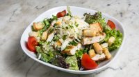 Toyuqlu Sezar Salatı
